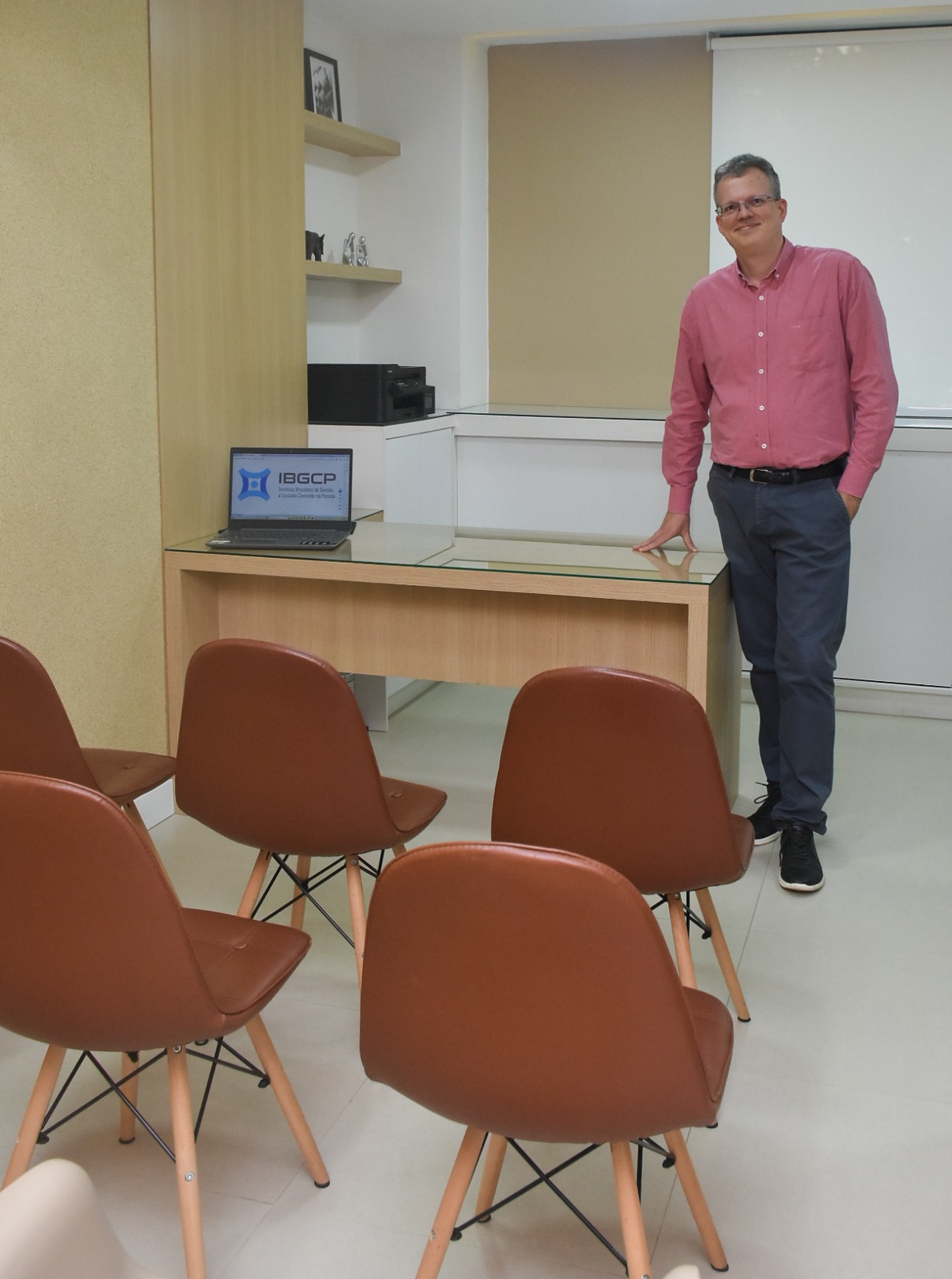 Dr Christian Naurath em preparo para aula a pacientes e familiares no consultório